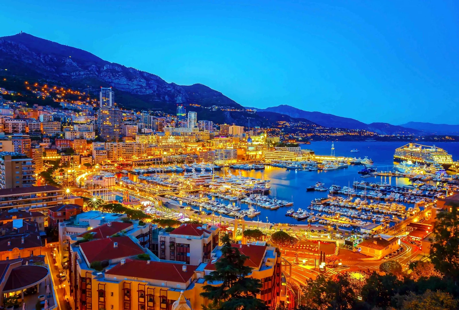 Panorama nocturne de Monaco et Port Hercule illuminés, Monte-Carlo