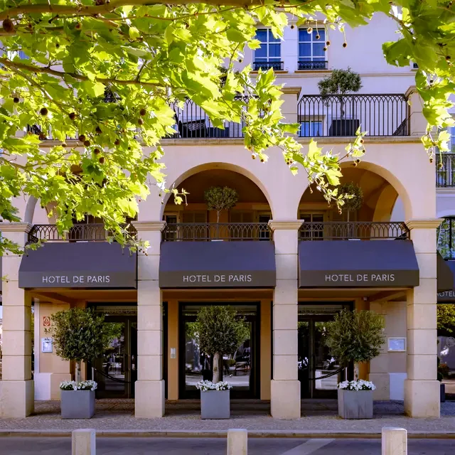 Façade cintrée de l'Hôtel de Paris Saint-Tropez sous les platanes